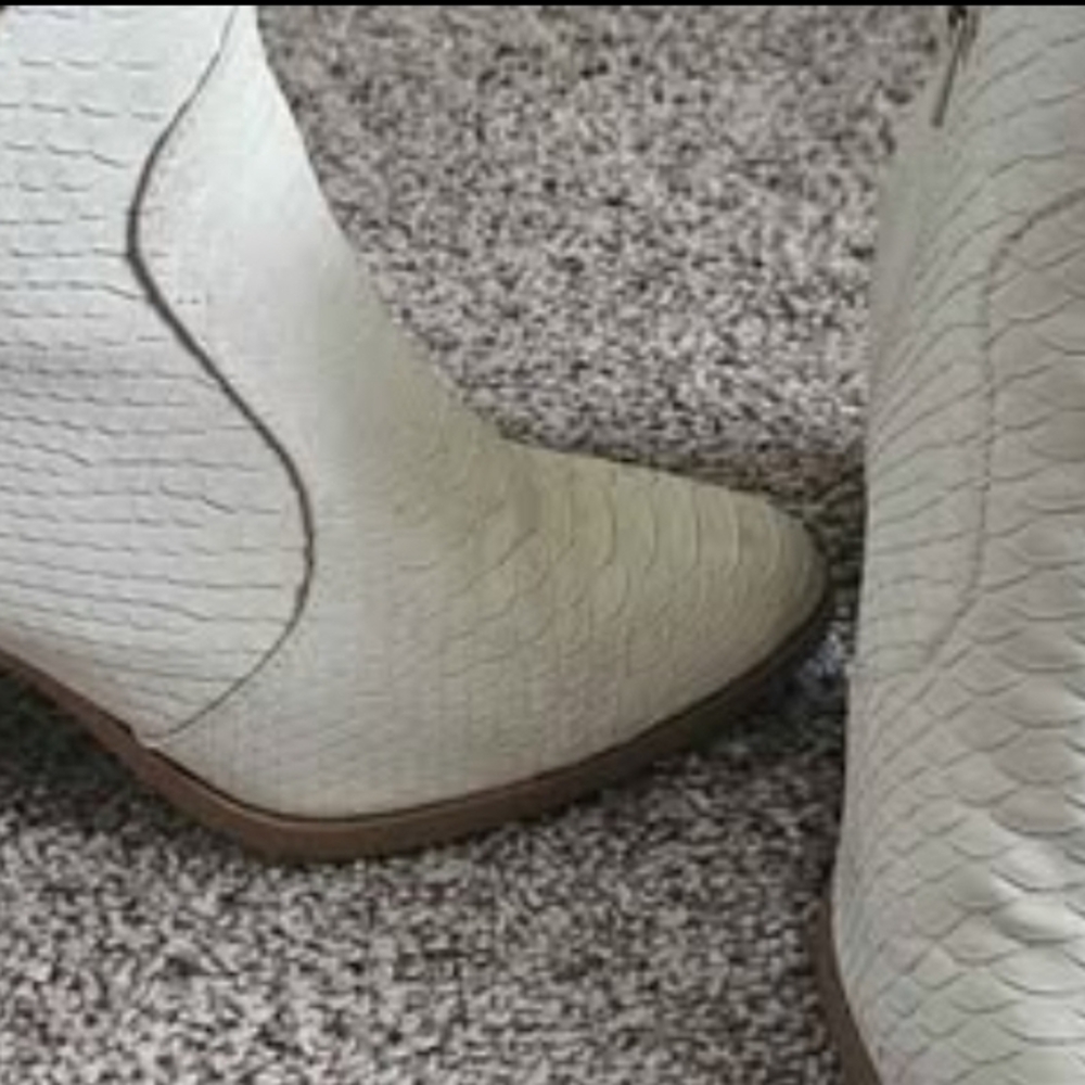 Elegant Cream Women's Boots